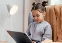 85% dos pais e responsáveis incentivam o acesso a conteúdos educativos nas plataformas digitais, aponta Serasa