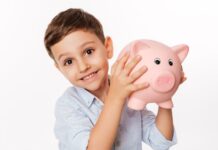 Mais da metade dos pais falam sobre finanças com os filhos antes dos oito anos, revela pesquisa da Serasa