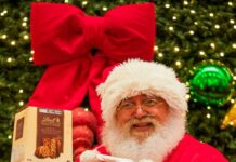 Promoção de Natal do Amazonas Shopping distribui panetone Lindt e sorteia carro Chevrolet Spark EUV Activ