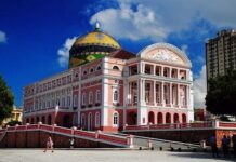 Teatro Amazonas se ilumina com cores da Suécia em celebração aos 200 anos de relações diplomáticas